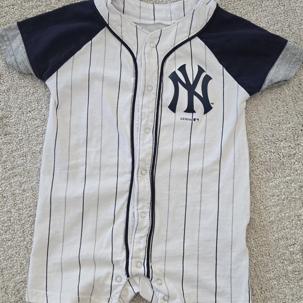 NEW YORK YANKEES -  Baby Romper in White and Navy